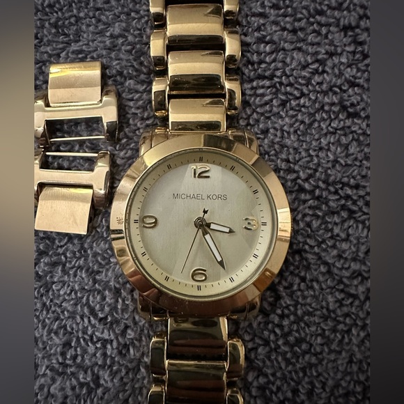 Michael Kor’s watch with all the links. No Box, new battery needed. - Picture 2 of 2